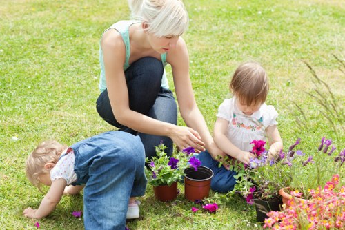 Booking and payment terms for professional gardeners in Barnsbury